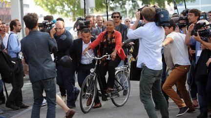 La ministre de la Justice, Christiane Taubira, &agrave; son arriv&eacute;e &agrave; la r&eacute;union des frondeurs, samedi 30 ao&ucirc;t &agrave; La Rochelle (Charente-Maritimes). (XAVIER LEOTY / AFP)