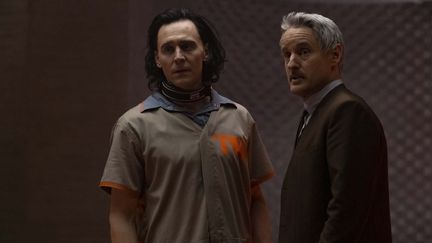 Loki (Tom Hiddleston) et Mobius (Owen Wilson) forment un duo que tout semble opposer, mais qui fonctionne à mervelle à l'écran. (Marvel Studios)