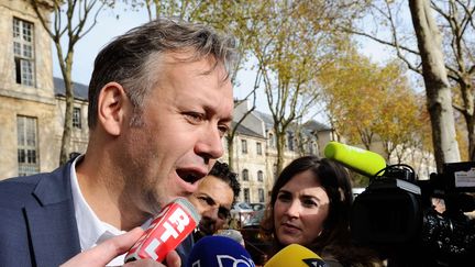 L'avocat de Karim Benzema, Me Sylvain Cormier, répond aux journalistes&nbsp;devant le&nbsp;poste de police de Versailles, le 4 novembre 2015. (BINTA EPELLY / AP / SIPA)