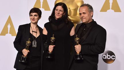 Mathilde Bonnefoy, à gauche, partage avec la réalisatrice Laura Poitras et le producteur Dirk Wilutzky l'Oscar pour “Citizenfour”, documentaire sur Edward Snowden.
 (Jordan Strauss/AP/SIPA)