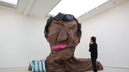 "Buste d'Emanuel Augustas", une oeuvre en papier du duo d'artistes espagnols Jos&eacute; Lerma et Hector Madera est expos&eacute;e &agrave; la galerie Saatchi &agrave; Londres (Royaume-Uni), le 17 juin 2013. (MAXPPP)