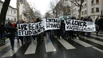 Des étudiants et des lycéens manifestent contre la loi Travail à Paris, le 9 mars 2016. (THOMAS SAMSON / AFP)