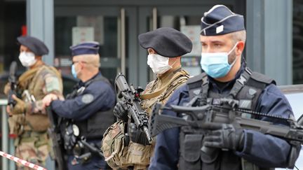 Des policiers et des militaires en faction à Nice, après l'attaque au couteau à la basilique Notre-Dame, le 29 octobre 2020. (VALERY HACHE / AFP)