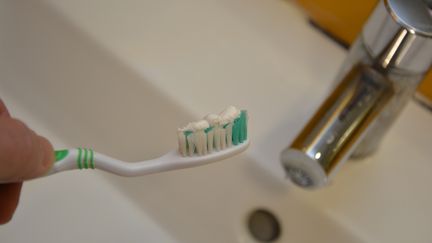 Une brosse à dents au dessus d'un lavabo. (JEAN-CHRISTOPHE BOURDILLAT / RADIO FRANCE)