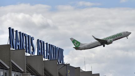 Un avion décolle de l'aéroport de Nantes Atlantique, le 25 juin 2016. (LOIC VENANCE / AFP)