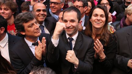 Le porte-parole du Parti socialiste, Beno&icirc;t Hamon, entour&eacute; de David Assouline et Aur&eacute;lie Filippetti, le 6 mai 2012, rue de Solf&eacute;rino, &agrave; Paris. (PATRICK KOVARIK / AFP)