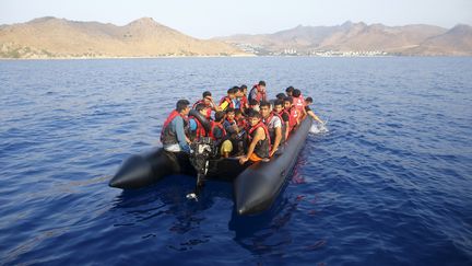 Des migrants attendent d'&ecirc;tre secourus en mer Eg&eacute;e, au large de Bodrum (Turquie), le 20 septembre 2015. ( UMIT BEKTAS / REUTERS )