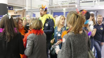 Les auteurs ont arpenté de plumes affublés les allées du salon de Montreuil scandant "On est pas des pigeons" pour sensibiliser les lecteurs et le monde de l'édition à leurs conditions de travail et leurs droits d'auteurs.
 (Laurence Houot / Culturebox)