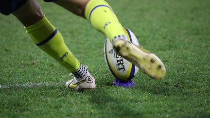 Un joueur de rugby tire une pénalité. Photo d'illustration. (THIERRY LARRET / MAXPPP)