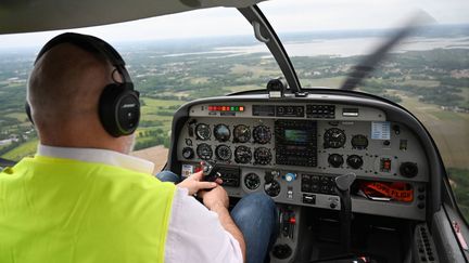 Un pilote aux commandes d'un avion de tourisme au-dessus de l'aéroport de Nantes, le 16 mai 2019 (FRANCK DUBRAY / MAXPPP)