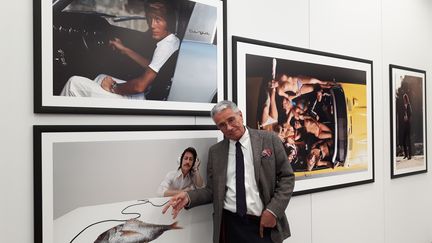 Jean-Marie Périer présente sa rétrospective&nbsp;au&nbsp;sommet de la Grande Arche de La Défense, à Paris. (ANNE CHÉPEAU / FRANCE-INFO)