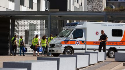 Devant l'hôpital Pasteur, à Nice (Alpes-Maritimes), le 16 juillet 2016.&nbsp; (IRINA KALASHNIKOVA / SPUTNIK / AFP)