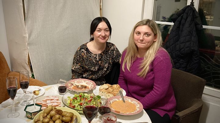 Anna Petlyk et Maryna Holub, deux réfugiées ukrainiennes à Villeneuve-la-Garenne (Hauts-de-Seine), le 7 décembre 2022. (ZOE AUCAIGNE / FRANCEINFO)