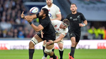 Le deuxième ligne néo-zélandais Patrick Tuipulotu face à l'Angleterre en 2014 (GLYN KIRK / AFP)