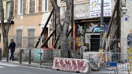 Un immeuble dans le centre de Marseille, le 23 février 2021. (NICOLAS TUCAT / AFP)