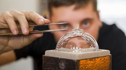 Un artisan verrier en plein travail au Centre international d'art verrier de Meisenthal (France), le 14 novembre 2022. (JEAN-CHRISTOPHE VERHAEGEN / AFP)