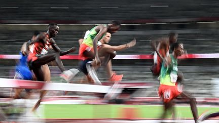 Quand c'est flou, il n'y a pas de loup, mais une meute de Kenyans et d'Ethiopiens sur le 3000 mètres steeple. (JEWEL SAMAD / AFP)