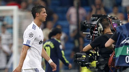 Le joueur du Real Madrid Cristiano Ronaldo quitte le terrain apr&egrave;s un match entre le club espagnol et l'Ajax Amsterdam, le 15 septembre 2010 &agrave; Madrid (Espagne). (ANGEL MARTINEZ / GETTY IMAGES EUROPE)