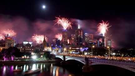 Les habitants de Melbourne (Australie) célèbrent le&nbsp;Nouvel An au bord de la rivière Yarra, le 31 décembre 2017. (MAL FAIRCLOUGH / AFP)