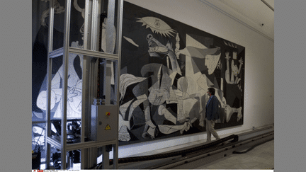 &quot;Guernica&quot; de Pablo Picasso, étude scientifique de l&#039;oeuvre au musée mardilène de la Reine Sofia
 (Paul White/AP/SIPA)