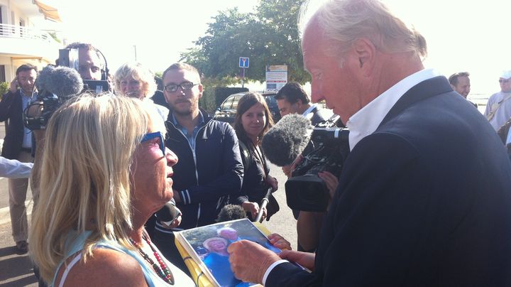 Marie-Laure, adh&eacute;rente de l'association des Amis de Nicolas Sarkozy, demande une d&eacute;dicace &agrave; Brice Hortefeux, le 2 septembre 2013 &agrave; Arcachon (Gironde). (ILAN CARO / FRANCETV INFO)