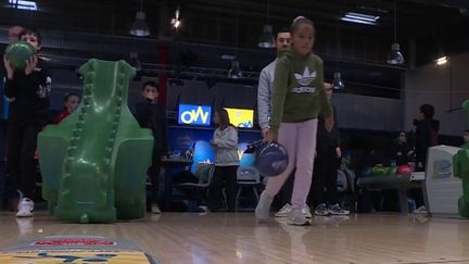 Dans l'Oise, des élèves de CM1 et CM2 ont joué au bowling dans une salle pendant deux heures, dans la matinée du lundi 23 janvier. Un projet à l'initiative de la Fédération française de bowling et de sport de quilles, qui cherche à rajeunir ses licenciés. (FRANCE 2)