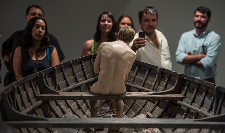 "Man in a boat" (homme dans un bateau), de Ron Mueck, au MAM de Rio (19 mars 2014)
 (Yasuyoshi Chiba / AFP)