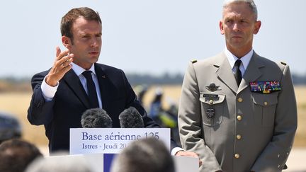 Le président de la République Emmanuel Macron, à&nbsp;côtés le&nbsp;chef d'état-major des armées, François Lecointe, prononce un discours, à&nbsp;Istres (Bouches-du-rhône),&nbsp;le 20 juillet 2017.   (ANNE-CHRISTINE POUJOULAT/AFP)