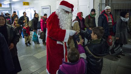 Des enfants rencontrent le père Noël près de Berlin (Allemagne), 24 décembre 2018. (JOHN MACDOUGALL / AFP)