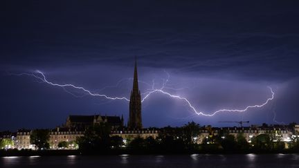 Un orage frappe la basilique Saint-Michel, à Bordeaux, le 6 juillet 2019. (NICOLAS TUCAT / AFP)