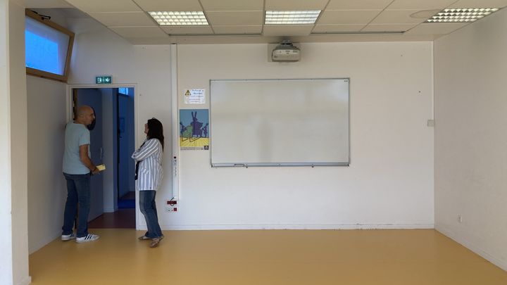 Le directeur de l'école régionale du premier degré, Pascal Duée, et l'adjointe au maire chargée de l'Education, Adélaïde Lopes, dans l'établissement, à La Verrière (Yvelines), le 18 juillet 2023. (ZOE AUCAIGNE / FRANCEINFO)