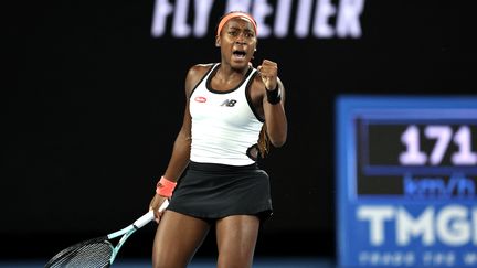 L'Américaine Coco Gauff s'est imposée au deuxième tour de l'Open d'Australie face à Emma Raducanu, le 18 janvier 2023. (MARTIN KEEP / AFP)