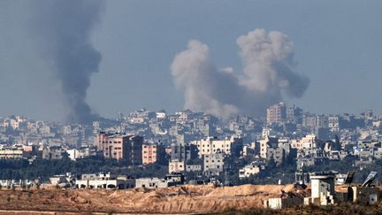 De la fumée s'élève au-dessus du nord de la bande de Gaza lors des bombardements israéliens depuis le sud d'Israël le 15 décembre 2023. (JACK GUEZ / AFP)