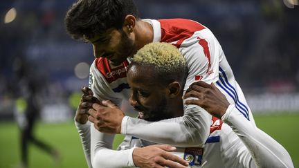 Deux recrues estivales : Moussa Dembélé dans les bras de Martin Terrier.  (PHILIPPE DESMAZES / AFP)