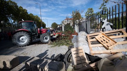 Des agriculteurs manifestent devant la préfecture du Vaucluse, à Avignon, le 24 septembre 2018. (GERARD JULIEN / AFP)