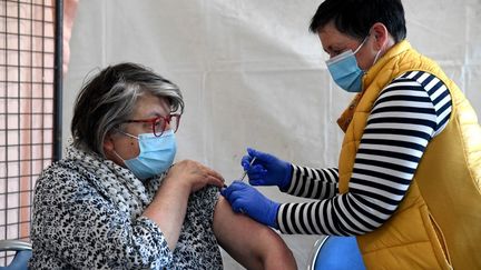 Une femme est vaccinée contre le Covid-19 à&nbsp;Ouessant (Finistère), le 19 mars 2021. (FRED TANNEAU / AFP)