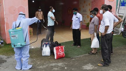 Des patients arrivent&nbsp;dans un hôpital de fortune pour soigner les malades du Covid-19, le 3 juillet 2020 à Guwahati, dans l'Etat d'Assam (Inde).&nbsp; (DAVID TALUKDAR / NURPHOTO / AFP)