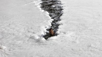 Un homme nage dans les eaux pollu&eacute;es de la&nbsp;Yamunā &agrave; Delhi (Inde), le 29 mai 2013. (MANSI THAPLIYAL / REUTERS)