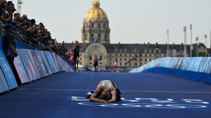 Cassandre Beaugrand à l'arrivée de sa course de triathlon sur le Pont Alexandre III lors des Jeux olympiques de Paris le 31 juillet 2024. (JEFF PACHOUD / AFP)