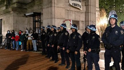 Des policiers en en tenue anti-émeutes sur le campus de l'université de Columbia, à New York, le 30 avril 2024. (EMILY BYRSKI / AFP)