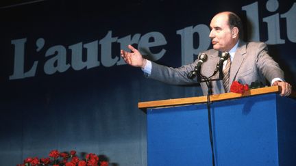 François Mitterand prononcce un discours le 6 avril 1981 en tant que candidat socialiste pour l'élection présidentielle. (JEAN-CLAUDE DELMAS / AFP)