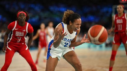 Marieme Badiane (France) lors de la finale de basket féminin des JO de Paris, le 11 août 2024, à l'Arena Paris Bercy. (KMSP / AFP)