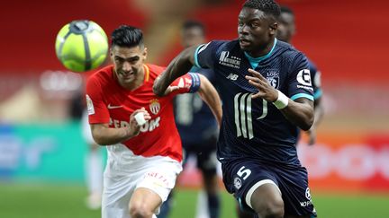 Radamel Falcao et Adama Soumaoro au duel (VALERY HACHE / AFP)