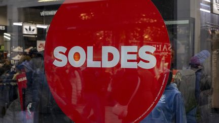 Une affiche pour les soldes d'hiver 2024 à Gand, en Belgique, le 3 janvier 2025. (NICOLAS MAETERLINCK / BELGA MAG / AFP)