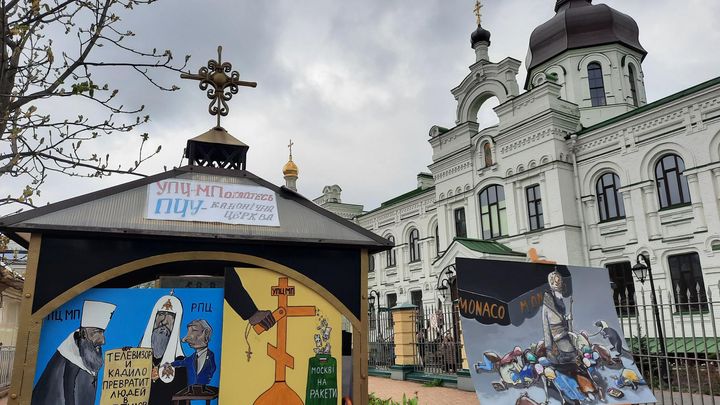 Des caricatures devant le sanctuaire du métropolite Pavlo à Kiev, trop dépendant de Moscou selon les autorités ukrainiennes. (MATHILDE DEHIMI / RADIO FRANCE)