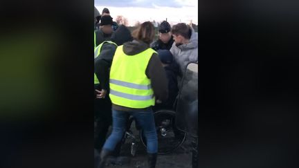 Capture d'écran d'une vidéo montrant une altercation au péage de Bessan (Hérault), le 9 décembre 2018. (LAURE BISQUER / FACEBOOK)