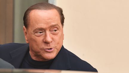 Silvio Berlusconi arrive au centre sp&eacute;cialis&eacute; de Cesano Boscone (Italie), le 9 mai 2014. (GIUSEPPE CACACE / AFP)