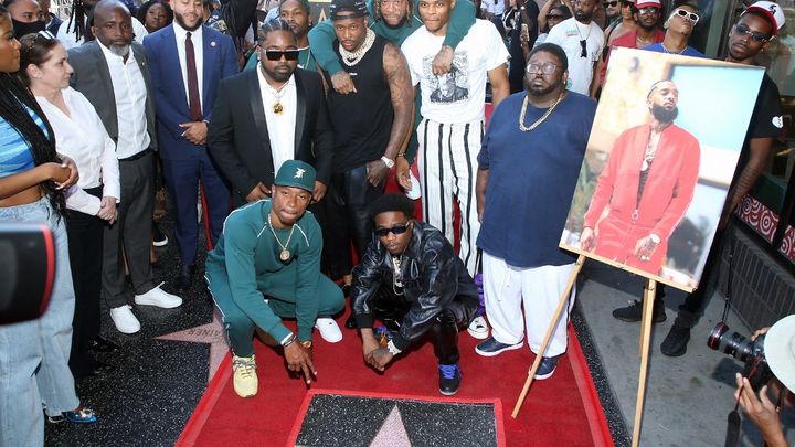 Le rappeur Nipsey Hussle a été distingué par une étoile posthume sur le Hollywood Walk of Fame en présence de Isiah Thomas, YG, Roddy Ricch, et Russell Westbrook, le 15 août 2022. (PHILLIP FARAONE / GETTY IMAGES NORTH AMERICA / AFP)