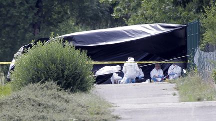 La police scientifique inspecte la sc&egrave;ne o&ugrave;&nbsp;une t&ecirc;te et un corps ont &eacute;t&eacute; trouv&eacute;s apr&egrave;s l'attaque de l'usine de gaz Air Products, &agrave; Saint-Quentin-Fallavier (Is&egrave;re), le 26 juin 2015. (MAXIME JEGAT / MAXPPP)