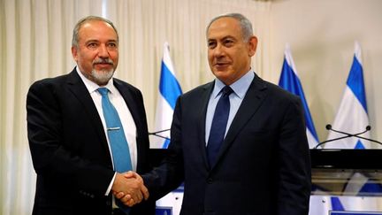 &nbsp; (L'accord signé avec Benjamin Netanyahu permet à Avigdor Lieberman (à gauche) d'obtenir le poste de ministre de la Défense © REUTERS / Ammar Awad)